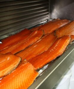 Saumon fumé Maison, bande entière, 49 euros est le Prix au kg